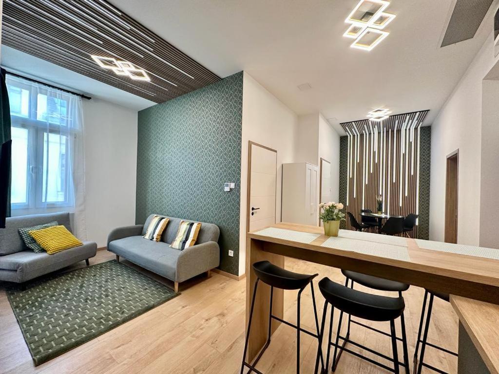 Apartment At Gozsdu Courtyard #Partyzone #Downtown #Freeparking Budapest Exterior photo