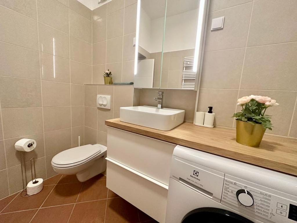Apartment At Gozsdu Courtyard #Partyzone #Downtown #Freeparking Budapest Exterior photo